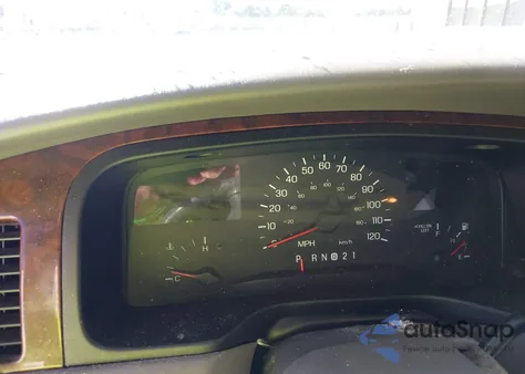 1998 Lincoln Town Car Signature z USA, uszkodzony, nr VIN 1LNFM82WXWY689372